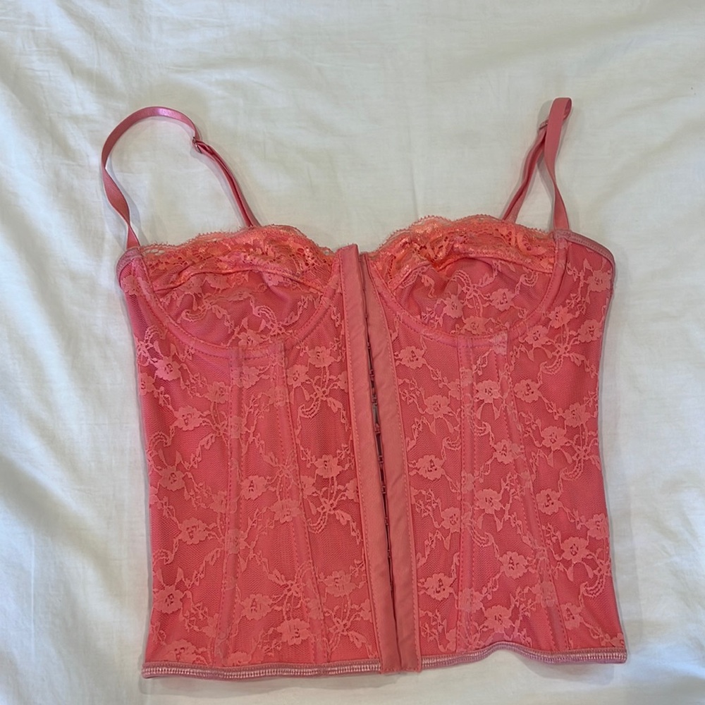Pink lace bustier. Like new condition. Size tag missing but is a small
